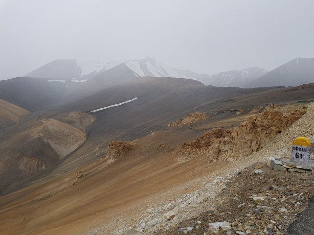 Approaching Taglang La