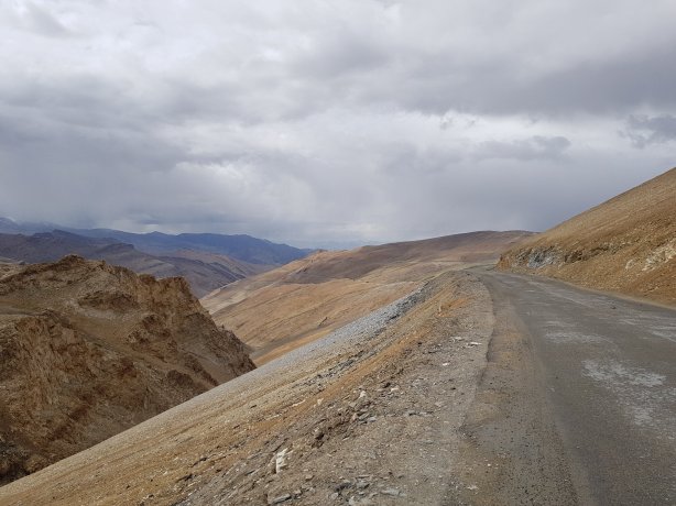 The road down from Taglang La